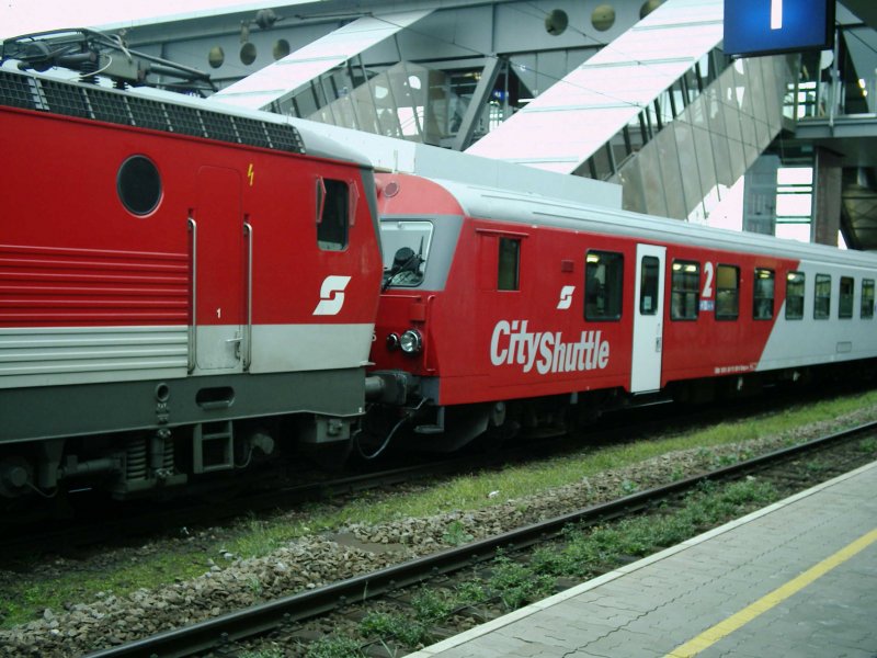 Wenn beim Zusammenstellen des Zuges kein richtig  gepolter  Steuerwagen zur Verf�gung steht, kommt soetwas schon zustande: Ein City-Shuttle-Steuerwagen ist  Kopf an Kopf  an die Lok 1044 027-9 gekuppelt. Dieser Regionalzug wird nat�rlich gezogen. [24.08.06]