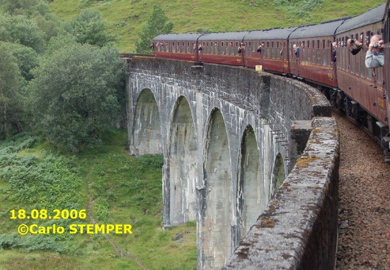Wenn ein Steam-Sonderzug auf dem Glenfinnan-Viadukt ist, sind viele am fotographieren.
