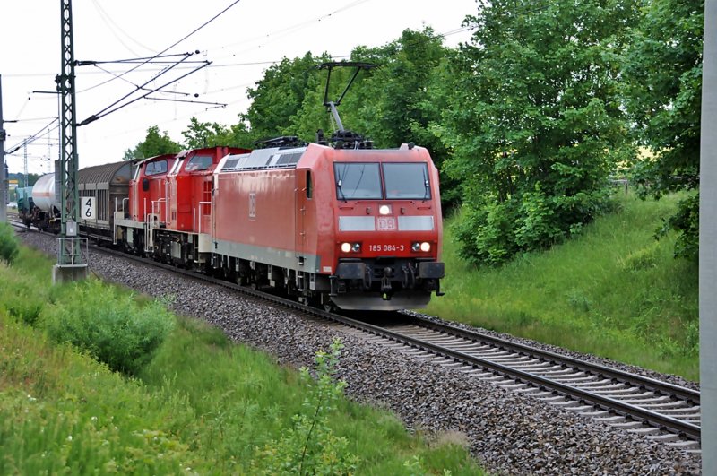 wenn er nicht am Vormittag luft, dann eben zum Kaffee,
185 065 mit dem  Lumpi  von Stralsund nach Rostock hier bei Langendorf am 09.06.09