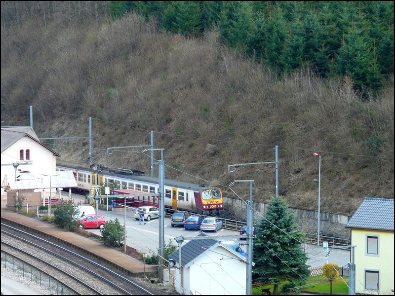 Wenn die Fahrgste umgestiegen sind, setzt sich dann auch der Verstrkungszug in Richtung Wiltz (hier Triebzug 2007) im Bahnhof von Kautenbach in Bewegung. 16.04.08