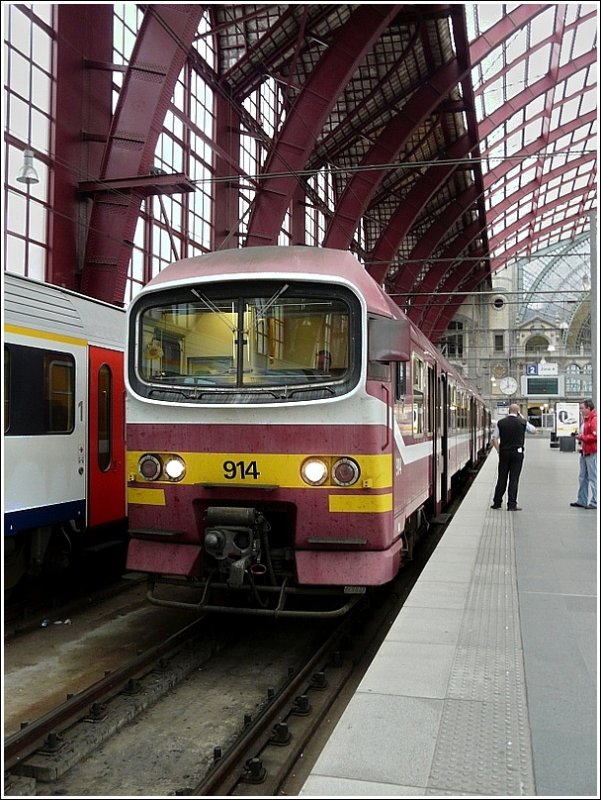 Wenn Frauen Fotos machen, das kann dauern! Geduldig wartet der Schaffner der Taucherbrille 914 im Bahnhof Antwerpen Centraal, bis ich mein Bild im Kasten habe. 13.09.08 (Jeanny) 