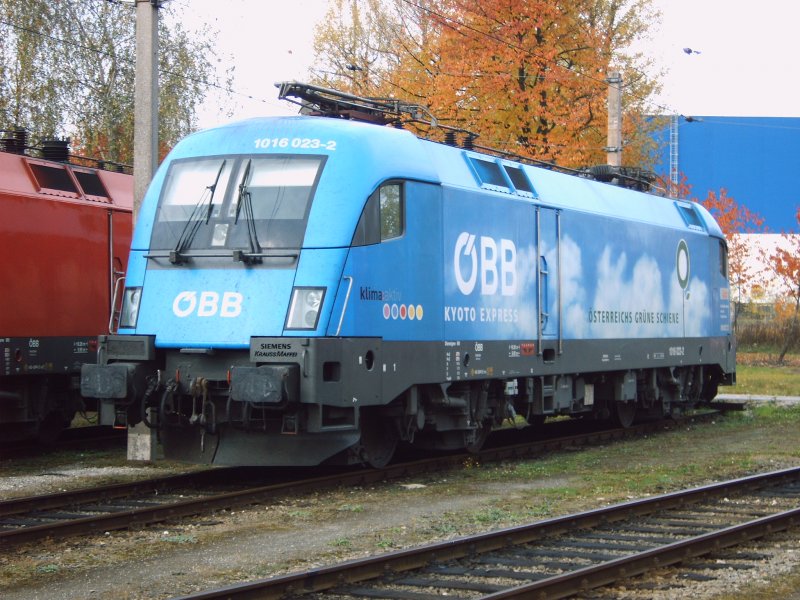 Wenn ich irgendwo eine Werbelok sehe, schlgt mein Herz gleich ein paar Takte schneller.Aus diesem Grund schaue ich fters bei der Zugfrderung Wels vorbei, ob nicht ein solches Fahrzeug abgestellt ist. Am 28.10.2006 hatte ich Glck - es stand die 1016 023 da.