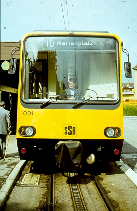 Wenn ich mich richtig erinnere, war es einer der ersten Betriebstage der neuen Triebwagen auf der Zacke. Muss 1983 / 1984 gewesen sein. Wagen 1001 in Degerloch. Hinweis: eingescanntes Dia