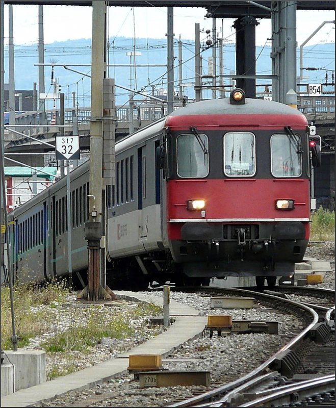 Wenn man am Bahnsteig im Bahnhof Basel SBB steht, staunt man nicht schlecht, wenn pltzlich auch noch Zge aus dem Untergrund (Post Verlade Tunnel) hoch gefahren kommen. 04.08.08 (Jeanny)