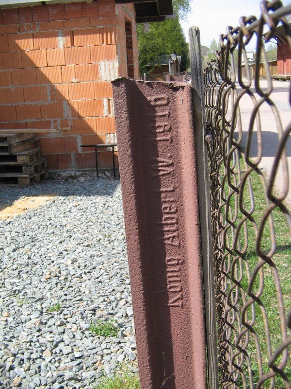 Wenn man die Augen aufmacht, dann findet man noch so manches Relikt aus den goldenen Jahren der Bahn, Auerbach 20.04.07