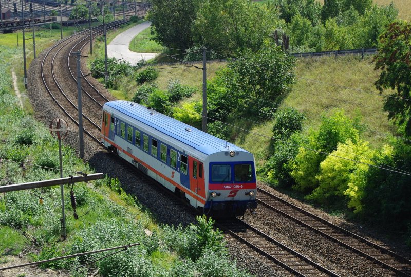 Wenn man ein bi�chen auf der Br�cke am Wiener Zvbf steht sieht man so manche Dinge, die man sonst nicht sieht. So am 23.08.2009 einen 5047er Dieseltriebzug.