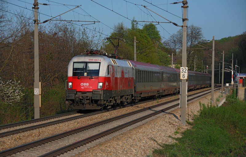 Wenn man den Gerchten Glauben schenken darf, wird es die eine odere andere EM Lnderlok bald nicht mehr geben;-( Am 14.04.2009 jedenfalls brachte die Lnderlok 1116 087  Polen  den BB Intercity 648  A1 BlackBerry  von Wien Westbahnhof nach Salzburg Hbf. Die Aufnahme entstand kurz nach Unter Oberndorf, im letzten Abendlicht.

