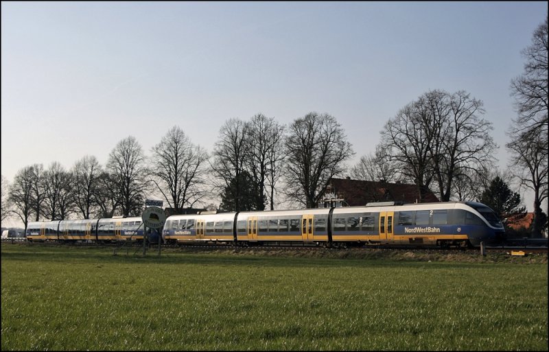 Wenn man Glck und keinen Traktor oder  schleicher  vorsich hat, kann man eine  Zugverfolgung  machen. Beim ersten Versuch war es recht knapp aber VT716 und VT701 konnten als RB67 (NWB81556)  DER WARENDORFER  kurz vor Warendorf auf den Chip gebannt werden. (31.03.2009)
