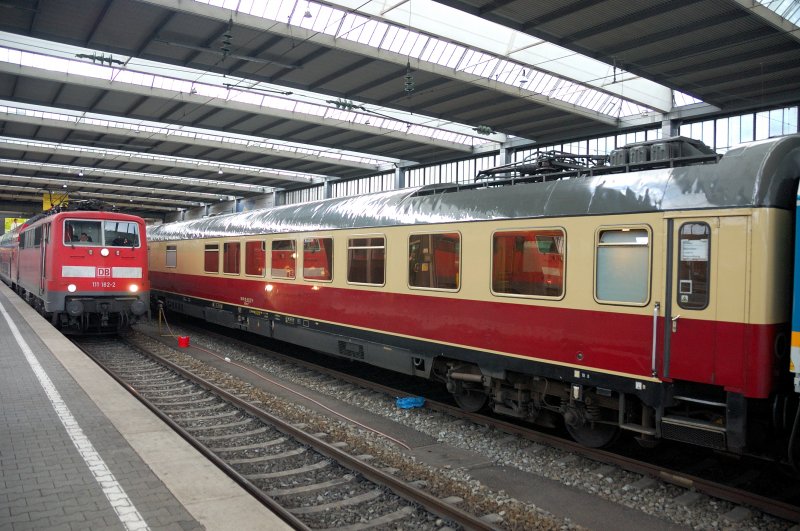 Wenn man diese Konstellation zu einem Vergleich hernimmt, ist es eigentlich schon schade, was die DB fr schne Farbschemata verworfen hat. Gegen diesen wunderschnen Ex-TEE-Speisewagen hat die Einheitsrot-111er keine Chance. Man findet den Speisewagen noch im ALEX, bis alle neuen ALEX-Treff ausgeliefert bzw. umgebaut sind. (Mnchen Hbf, August 2008).