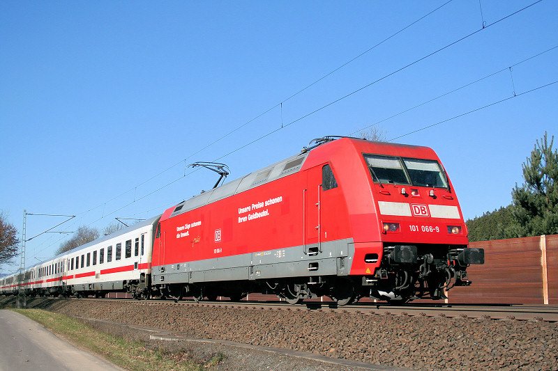 Wenn man schon blauen Himmel pur hat, nimmt man alles, was einem vor das Objektiv kommt: 101 066 rauscht mit ihrem Intercity gen Thringen...