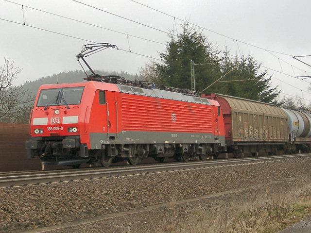 Wenn man schon mal Glck hat... Kurz nach der Aufnahme der 189 049 kam ein Gterzug aus Richtung Eisenach in Richtung Bebra / Bad Hersfeld mit 189 006.