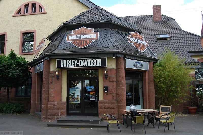 Wenn man schon von Sparmanahmen redet. Frher wurden 4-Achser mit 8 Rdern bediehnt, heute nur noch 2-Achser mit 2 Rdern. Immerhin eine erfolgreiche Einsparung von 50% und 75%. Im Bahnhof Wiesbaden Ost zeigt man schon einmal, wo es lang geht... (05. Juni 2009)