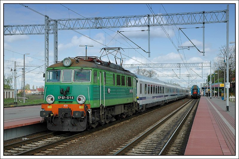 Wenn man will, geht sich alles aus. In Rzepin  angekommen, machten wir schnell einen Stellungswechsel auf den anderen Bahnsteig. Noch war EP07-514 am EC 44 „Berlin-Warszawa-Express“. (1.5.2008)
