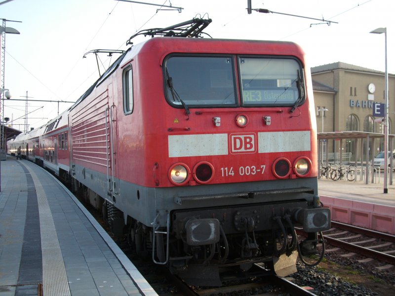 Wenn die Regionalexpresszge zwischen Stralsund und Berlin pnktlich sind kann man in Pasewalk bei einem 10mintigen Aufenthalt problemlos die Lok fotografieren und danach seine Reise in Richtung Stralsund oder Berlin fortsetzen.Am 12.April 2009 war mein RE 38347 Stralsund-Elsterwerda in Pasewalk pnktlich so da ich die 114 003 fotografieren konnte und danach weiter Richtung Berlin fahren konnte.