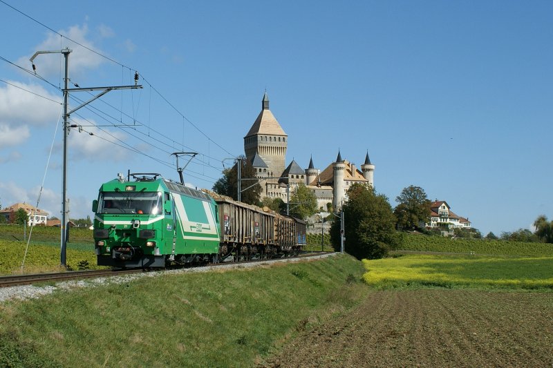 Wenn schon das Wetter so schön und Güterzüge auf der BAM nur zwei- bis drei mal täglich fahren, drückte ich nicht nur noch einmal ab, sondern zeige gerne auch das zweite Bild: Ge 4/4 mit ihrem Güterzug Richtung Morges beim Château de Vufflens
13.10.2009