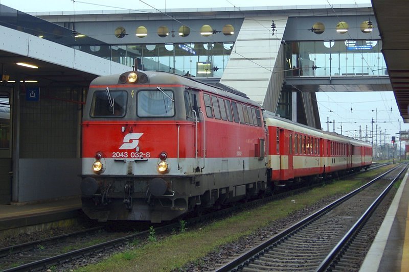 Wenn sich die 2016er wieder einmal rar machen, verschlgt es gelegentlich alte Maschinen an Regionalzge von oder nach Ried/Braunau/Simbach, in diesem Fall die 2043 032 an den R 5963. [15.03.08]Danke!-Genau, Wels. ;)