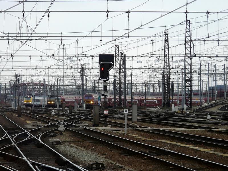 Wer darf wohl von den drei Zgen zuerst in den Bahnhof Brssel Midi einfahren? Steuerwagen BR M5 mit Zug, E-Lok 1606 mit Dostos der BR M5 oder Steuerwagen BR M11. 07.03.08