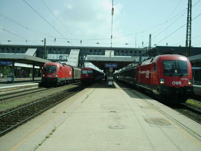 ...Wer darf zuerst Wels verlassen? Der Eurocity in die Schweiz, der Regionalzug auf Gleis 3 oder der Gterzug? Der EC auf Bahnsteig 2 hatte Probleme mit einer Tre, fuhr aber trotz Offenbleibens derselben los. Und natrlich hat der Personen- dem Gterverkehr gegenber Vorrang. [24.07.06]