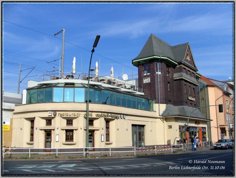 Wer ein wenig Zeit zum Genieen hat, der kehrt am Bf Berlin Lichterfelde Ost in das Cafe am Stellwerk Lio - das dort integriert wurde -  ein. Auf zwei Etagen kann man dort das Treiben auf dem Markt oder - auf der Terasse - zustzlich den Zugverkehr der Strecke Leipzig - Berlin beobachten. 