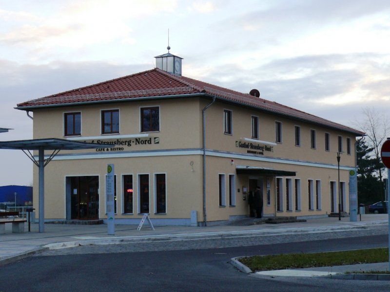 Wer erkennt denn den Bahnhof Strausberg Nord noch wieder?
Nun mit Hotel und Restaurant!
Mir hat der alte der noch nach S Bahnhof aussah bessergefallen...