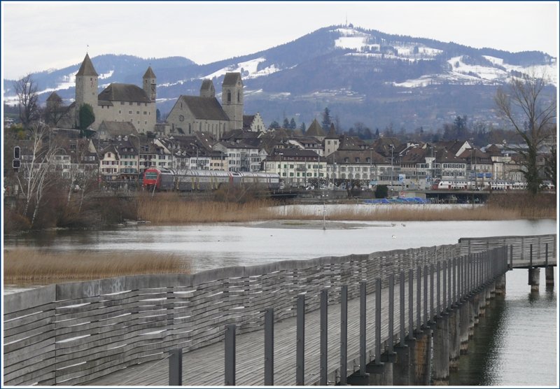 Wer findet die Zge? Auf dem Seedamm nhert sich ein DPZ Re 450 und im Bahnhof Rapperswil selbst steht ein DPZ RABe 514. (26.03.2009)