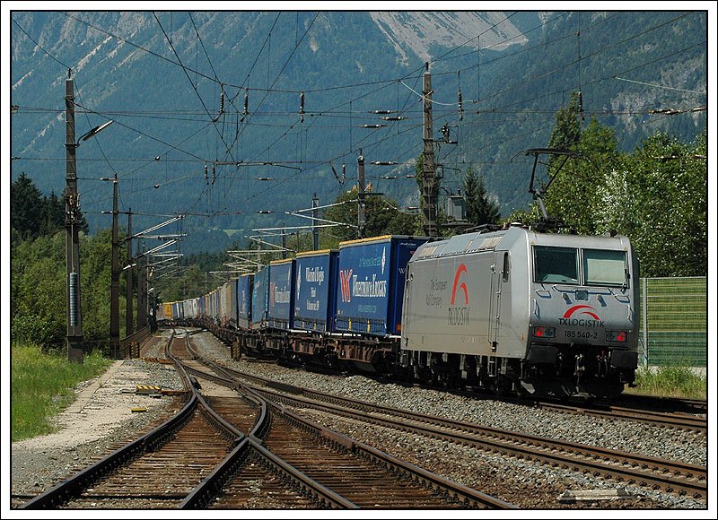 Wer htte sich das vor einigen Jahren gedacht? 3 Bahnunternehmen mit einem KLV Zug. ES 64 U2 - 021 der WLB an der Spitze, dahinter BB 1144 und als Naschiebe TX 185 540. Durchfahrt in Brixlegg Richtung Brenner am 16.7.2007.