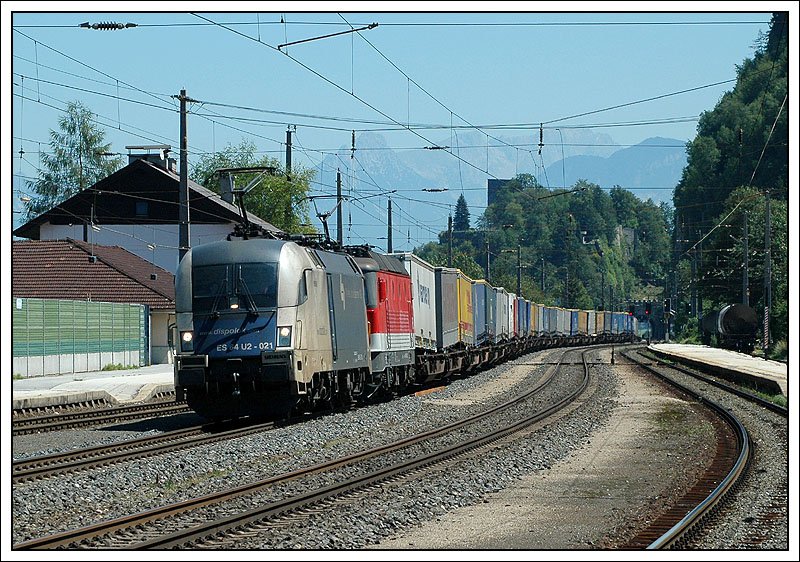 Wer htte sich das vor einigen Jahren gedacht? 3 Bahnunternehmen mit einem KLV Zug. ES 64 U2 - 021 der WLB an der Spitze, dahinter BB 1144 und als Naschiebe TX 185 540. Durchfahrt in Brixlegg Richtung Brenner am 16.7.2007.