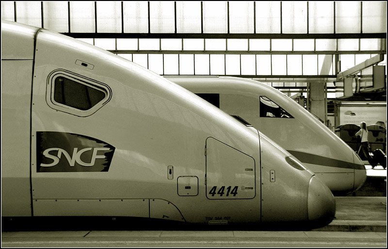 Wer hat die schönere Schnauze? 


Der TGV erinnert mich irgendwie an ein Tier. 

Dazu auch das andere Bild: http://www.bahnbilder.de/name/einzelbild/number/272301/kategorie/Frankreich~TGV~POS.html Damals war der ICE vorne. 

Stuttgart Hauptbahnhof am 10.04.2009 (M)