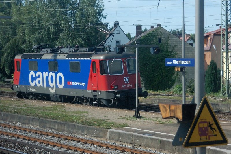 Wer hats erfunden?
Eine ehemalige Re 4/4 II der SBB umgenummert in Re 421 374-0 nun SBB Cargo mit Deutschland-Wippe (1950mm) durchfhrt am 26.06.2008 Augsburg-Oberhausen.