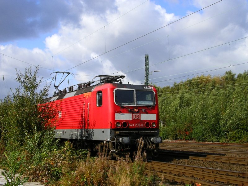 Wer kommt den da aus dem Gebsch,die 143 235-0 mit S1 aus Dsseldorf nach Dortmund Hbf.(02.10.2008)
