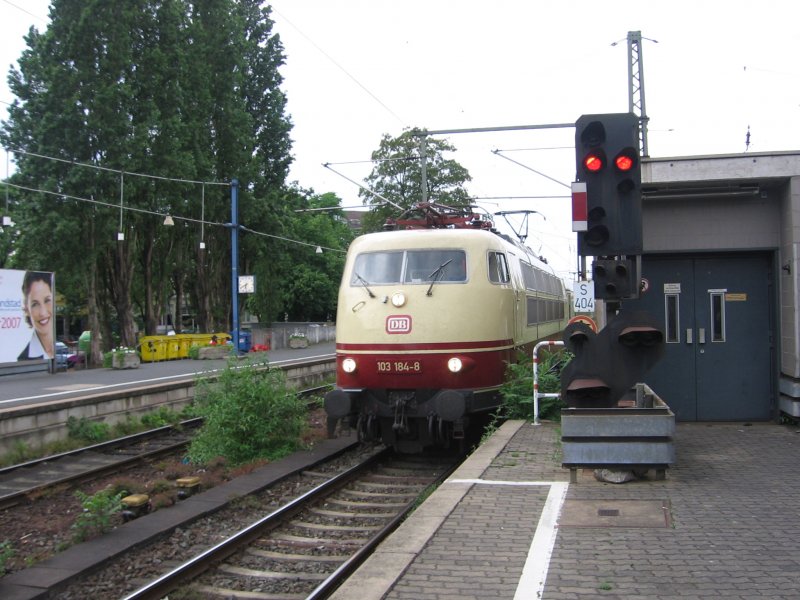 Wer kommt denn da angefahren ?.......103 184 zieht am 20.05.07 TEE 79XXX  Rheingold   in den Endbahnhof Bonn.