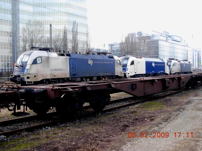 Wer sich f�r die Taurus-Lokomotiven der Wiener Lokalbahnen AG interessiert, sollte den Donauuferbahnhof auf dem Wiener Handelskai aufsuchen (kurz nach der Reichsbr�cke Richtung Floridsdorfer Br�cke). Am 6.2.2009 wurde  die nagelneue 1216 950-6 von zwei Fahrzeugen der Baureihe ES 64 U2 in die Zange genommen.