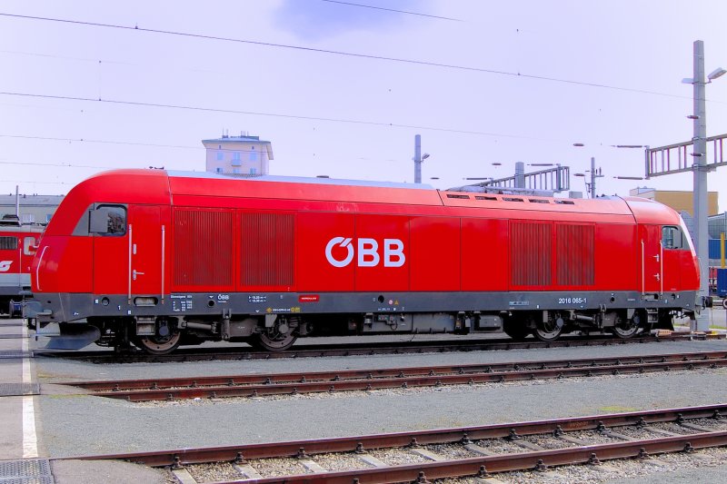 Wer sich die M�he macht bis auf Bahnsteig 12 in Linz/Donau zu marschieren wird samstags mit leeren G�terzuggleisen und solchen Portraitm�glichkeiten belohnt. Hercules 2016 065-1 zeigt seine  Muskeln .