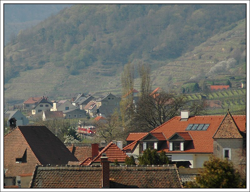 Wer sieht den Zug ;-) EZ 6999  Wachau  am 8.4.2007 kurz vor der Einfahrt in Weienkirchen/Wachau.