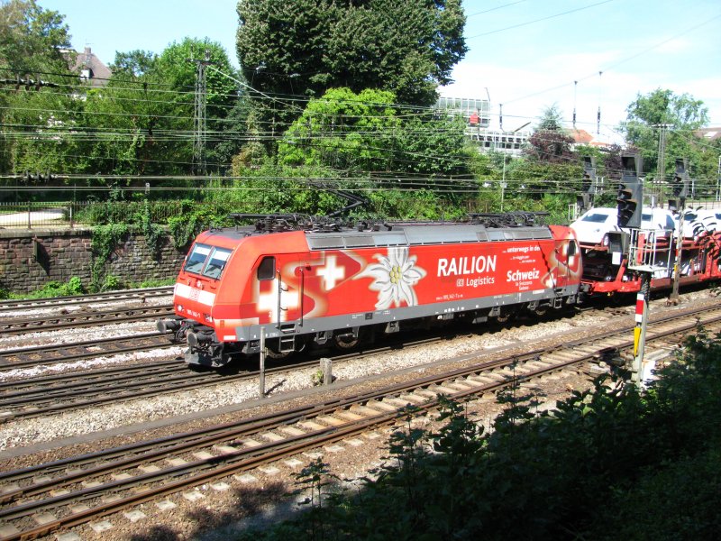 Wer sucht, findet: Ich habe es nun doch endlich geschafft, die BR 185 142 auch aufs Bild zu bannen und nicht nur auf Video... Sie Durchquerte am 07.08.09 mit einem GZ Offenburg.