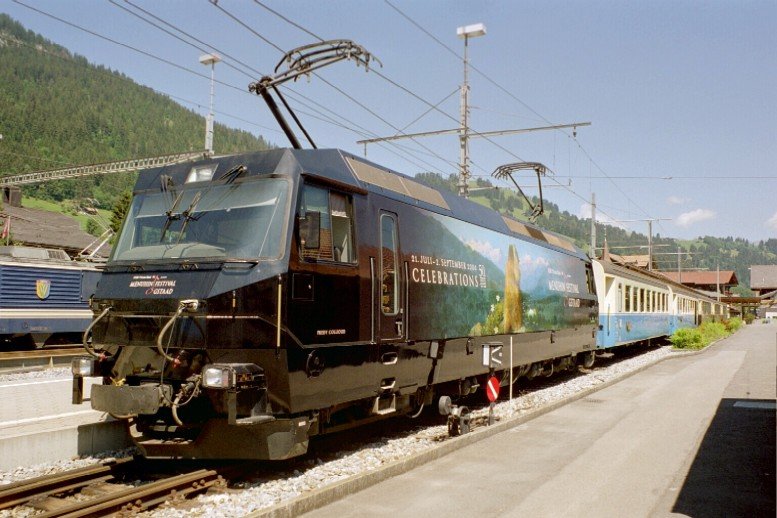 Werbe E - Lok Ge 4/4 8003 im Bahnhofsareal von Zweisimmen am 01.07.2006 