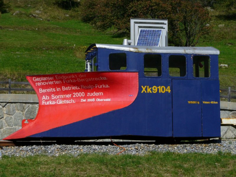 Werbe Schneepflug Xk 9104 fr die DFB aufgestellt im Bahnhofsareal von Oberwald .. Foto vom 09.09.2006