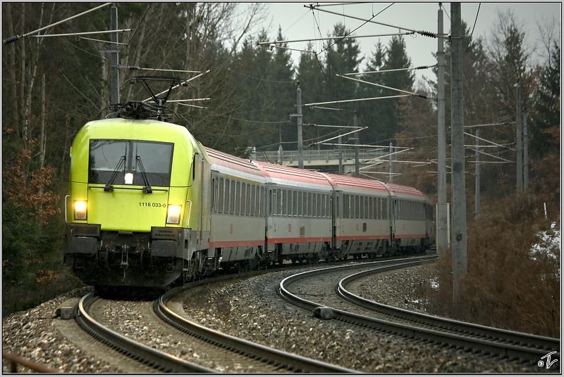 Werbe-Taurus 1116 033  Telecom Austria  fhrt mit IC 538 von Villach nach Wien Sd.
Zeltweg 25.12.2008