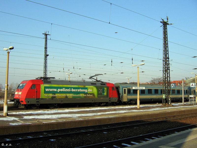 Werbelok 101 029 polizei-beratung mit MAV-Wagen am Haken als EC175 Hamburg - Budapest bei Ausfahrt aus Dresden-Neustadt am 23.01.2006 
