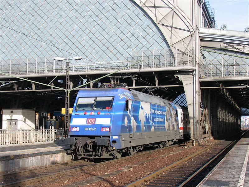 Werbelok 101 102  WIR MENSCHEN SIND ALLE GLEICH   Azubis der Deutschen Bahn fr ein tolerantes Miteinander im Wettbewerb Bahn-Azubis gegen Hass und Gewalt  bei Einfahrt mit dem  EC 175 Hamburg-Altona - Budapest in Dresden-Neustadt, 10.01.2008

