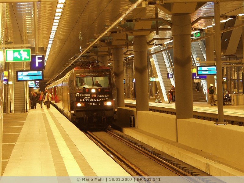 Werbelok 101 141  Azubis der DB gegen Hass & Gewalt  steht mit dem IC 2451 in Berlin Hauptbahnhof und wartet auf die Abfahrt.