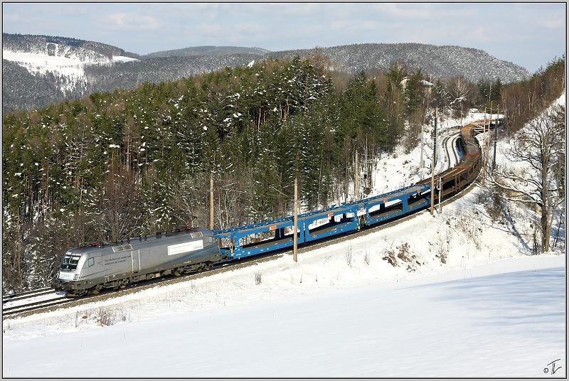 Werbelok 1116 038 Siemens fhrt mit Autoleerzug 46750 ber den Semmering.
Eichberg 21.03.2009