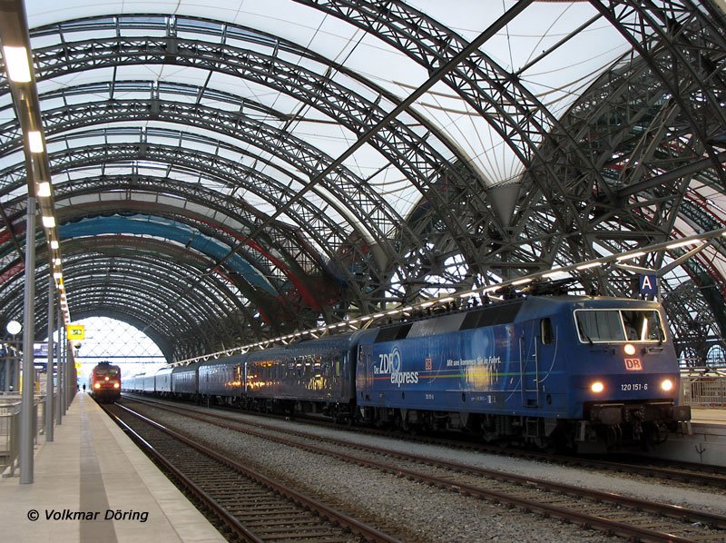 Werbelok 120 151 ZDF express  Mit uns kommen Sie in Fahrt  steht in Dresden Hbf abfahrbereit mit dem City Night Line nach Mnchen / Zrich / Stuttgart, 08.07.2006
