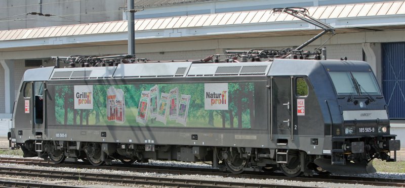 Werbelok 185 565 wartet in Niederglatt/ZH auf den nchsten Einsatz (13.4.2007)
