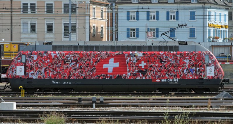 Werbelok  Euro 08  Re 460015 bei der Ausfahrt aus dem Hauptbahnhof Zrich.  29.6.2007