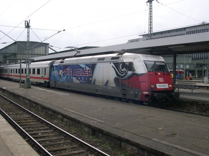 Werbeloks 2009 - Als Adler verkleidet hat sich am 26.03.2009 die 101 070 vor IC 118 Oberstdorf-Mnster in Westfalen, als sie in Stuttgart einen zwangsweisen Fahrtrichtungswechsel einlegt.