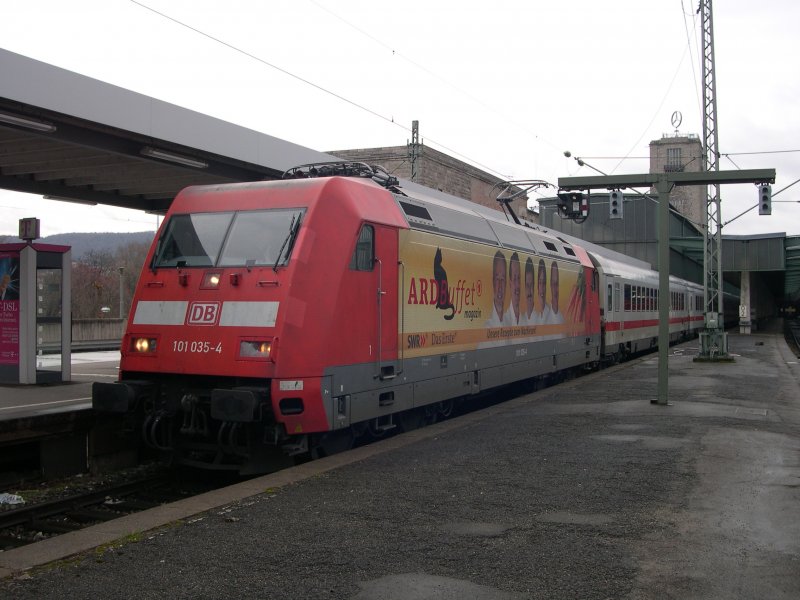 Werbeloks 2009 - Mit dem Ersatz-IC 79693 zu ICE 693 steht am 10.03.2009 die 101 035  ARD-Buffet  in Stuttgart Hbf und wartet auf die Ausfahrt. man beachte die Lackausbesserungen an der Front der Lok.