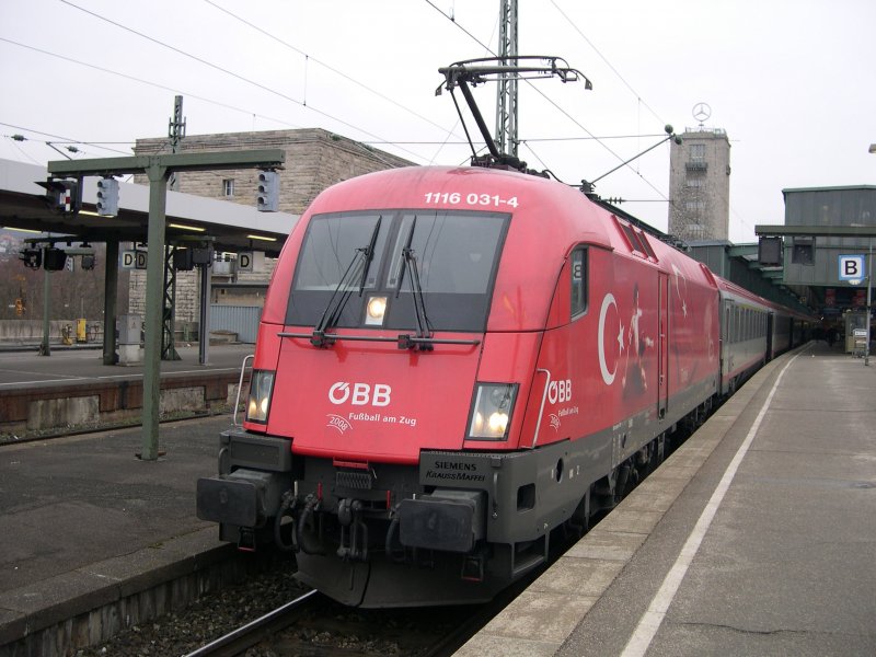 Werbeloks - Mit EC 113  Mimara  Frankfurt-Zagreb/Klagenfurt gelangten am 05.03.2009 zwei weitere BB-Werbeloks nach Deutschand. 1116 031-4 macht auch 2009 noch Werbung fr die Trkei, welche sie anlsslich der UEFA Euro 08 in stereich und der Schweiz erhielt. Obwohl die Lok von  Natur aus  rot ist, erhielt sie trotzdem gnzlich Werbefolien. Stuttgart, 05.03.2009.