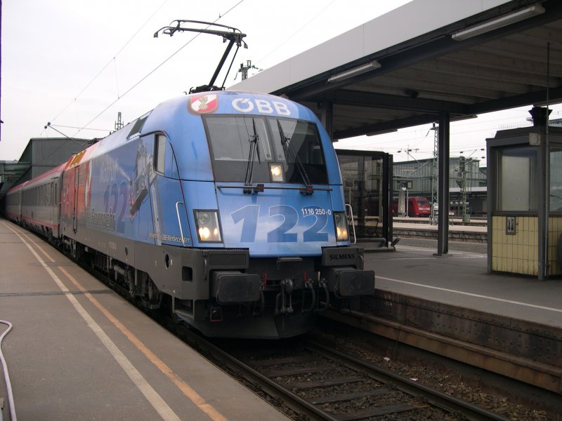 Werbeloks - Nachdem ich am 25.02.2009 die BB 1116 250-0 in Stuttgart nicht ablichten konnte, hatte ich am 26.02.2009 durch eine Streckensperrung bei Freilassung gleich noch mal eine Chance, da die Lok noch eine Runde Frankfurt fahren musste. Am 26.02.2009 steht sie nun mit EC 113/213  Mimara  Frankfurt-Zagreb/Klagenfurt zur Abfahrt nach Mnchen in Stuttgart Hbf bereit. Dieser Zug wird planmig mit zwei Tauren der BB, an jedem Ende des Zuges einer, gefahren. 