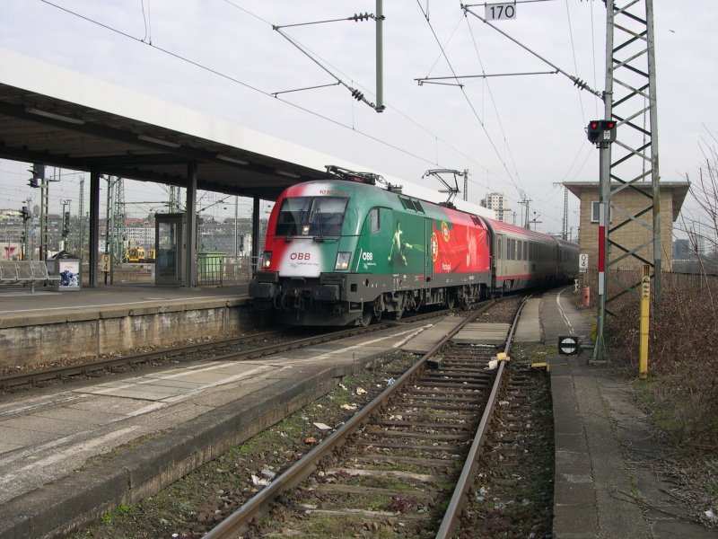 Werbeloks - �berraschend kam am 19.03.09 die �BB 1016 025 nach Stuttgart. Wieder mit der Stammleistung der �BB-Tauren, dem EC 113  Mimara  Frankfurt-Zagreb/Klagenfurt